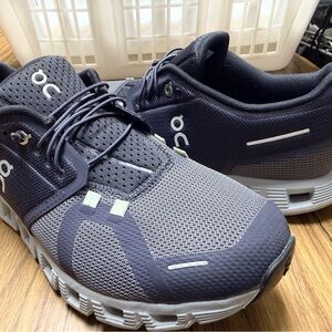 ON Cloud 5 Push running mens size 8.5 or a women’s 9.5/10 in like new condition.